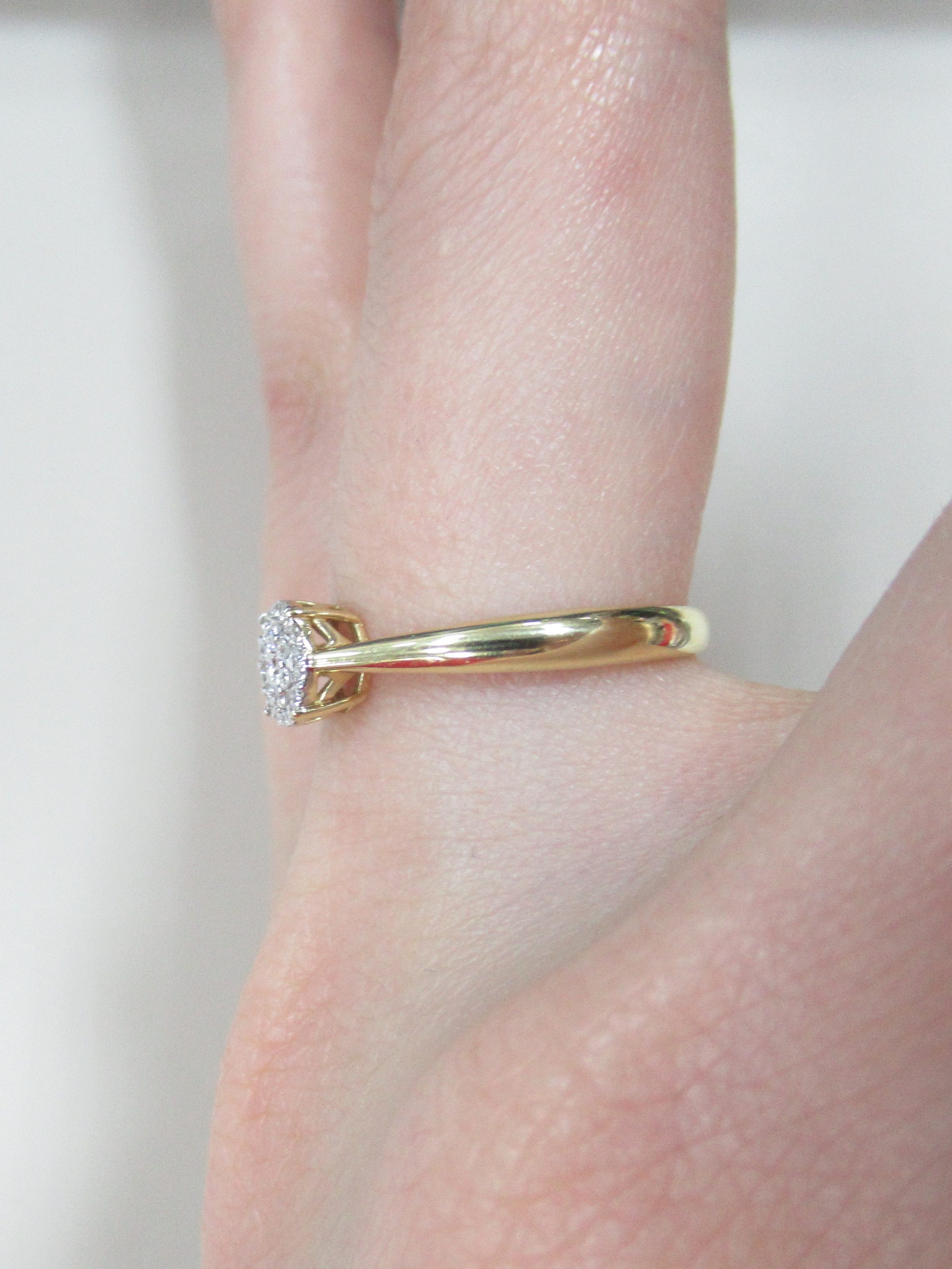 Золотое кольцо 585 пробы; желтое золото; родий; вставки 1 Бр.Кр-57 0,058 3/6А; 8 Бр.Кр-57 0,037 3/6А